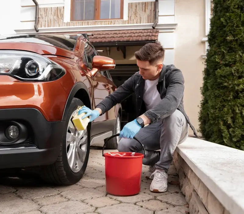 Lavage auto à domicile Gonneville-la-Mallet : professionnel intervenant sur un véhicule